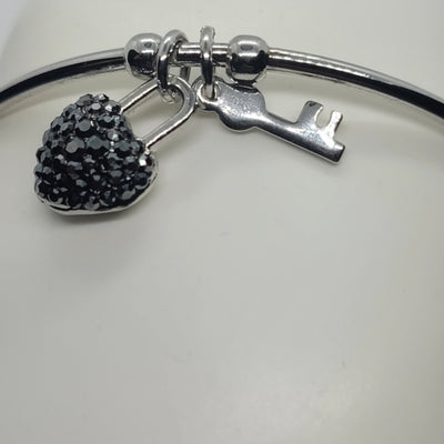 Brand New 18K White Gold-Plated Bracelet with Black Heart and Key Charm
