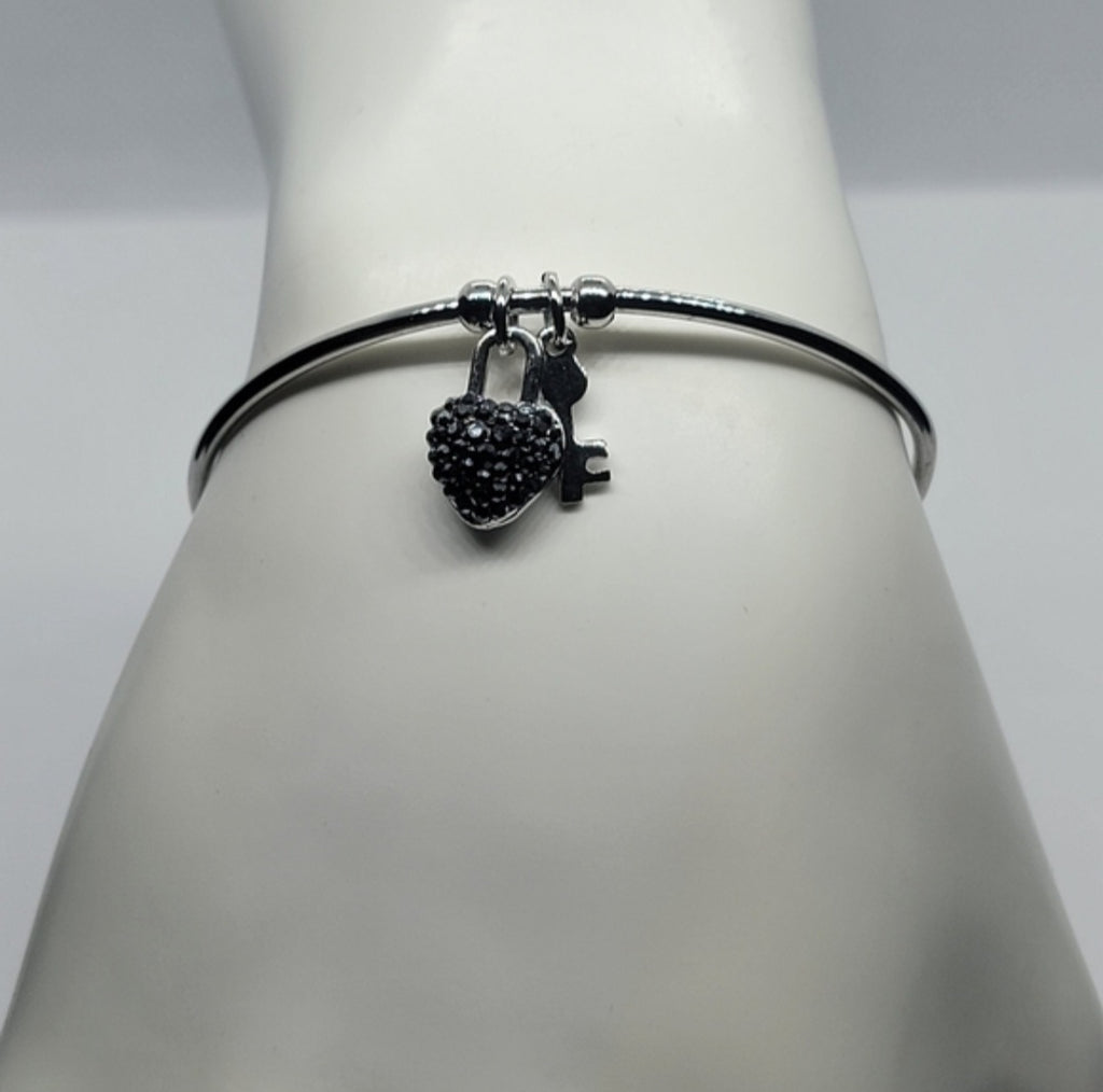 Brand New 18K White Gold-Plated Bracelet with Black Heart and Key Charm